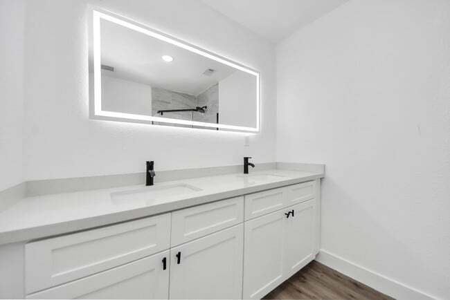 Building Photo - 1203 W 6th St