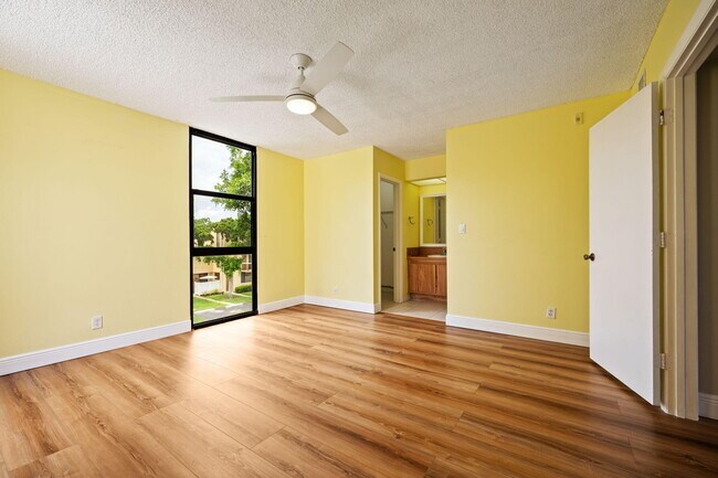 Building Photo - 2800 SW 87th Ave