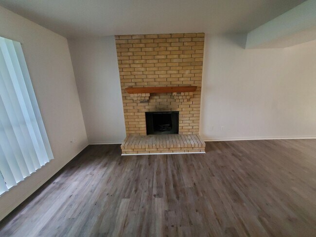 Primary Photo - AVAILABLE NOW!!! Split Level, 3-Bed 2.5-Ba...