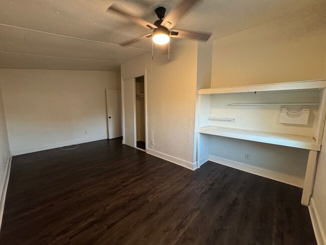 Building Photo - Rental Home with a huge yard