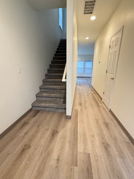 Building Photo - 3277 NE 14th Ave