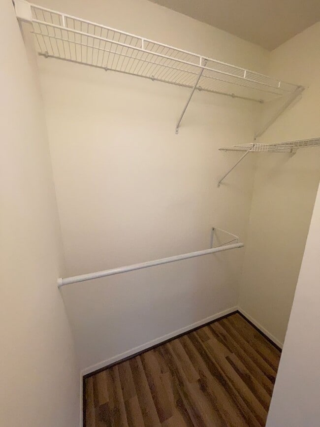 Building Photo - Large 2 Bedroom/1 Bath WITH PARKING