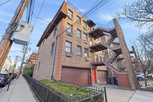 Building Photo - 635 Madison St