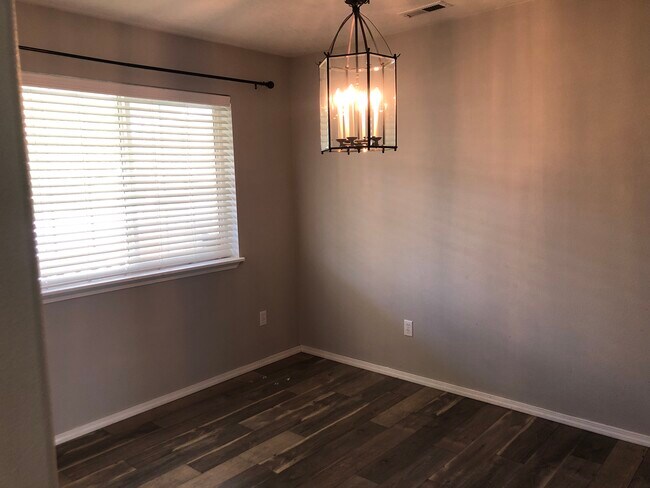 Building Photo - 1500 NW Canyon View Dr