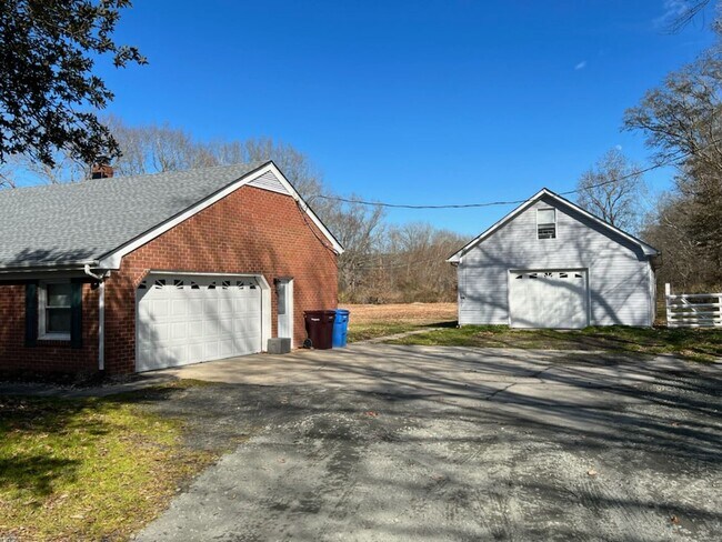 Building Photo - Beautiful Home with a Country Setting