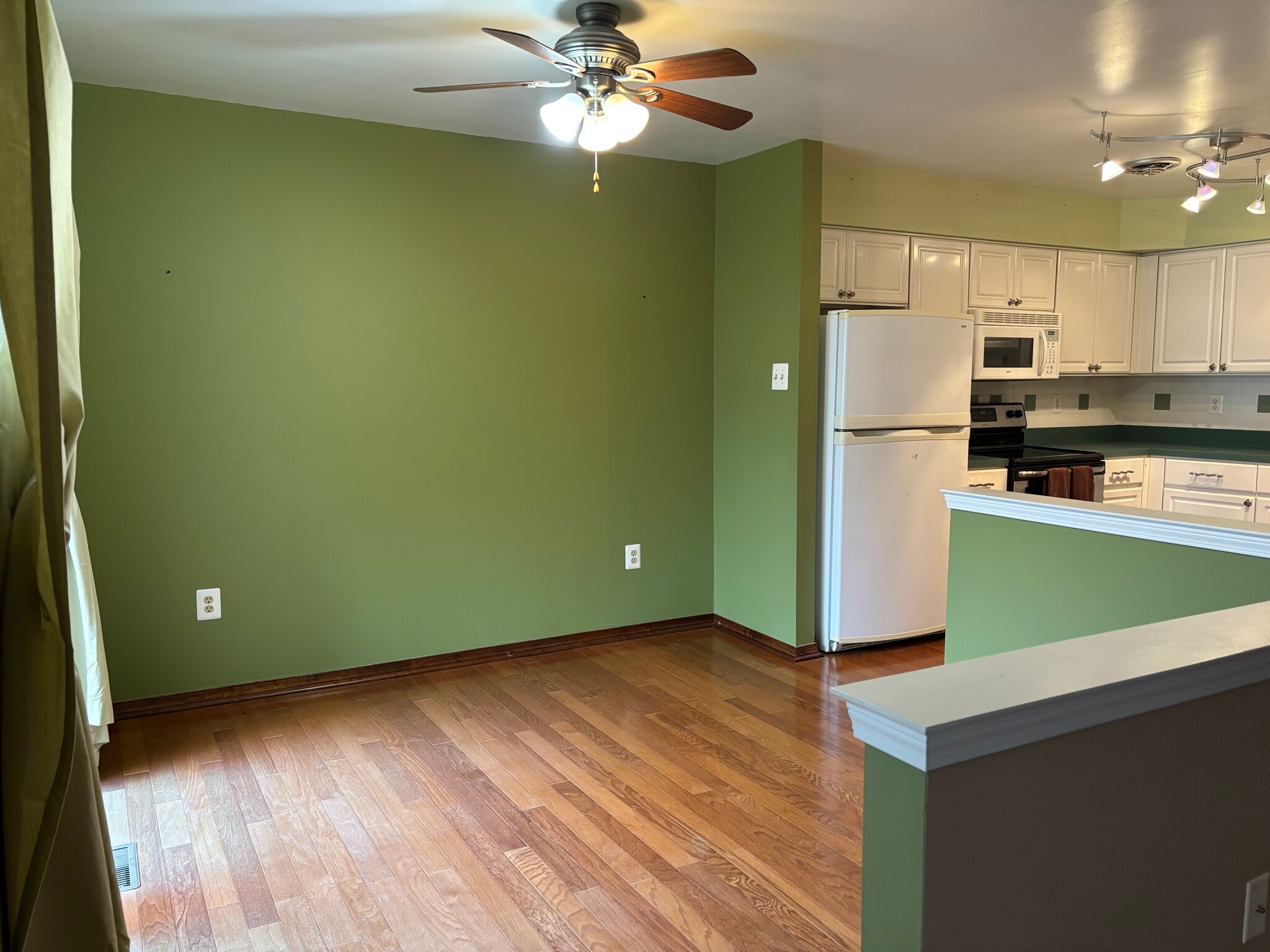 Building Photo - 637 Muhlenberg Dr