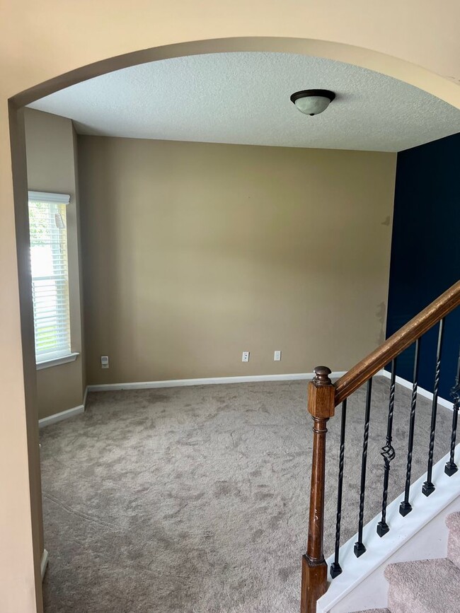 Building Photo - 639 Red Oak Ln