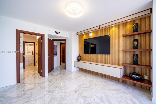 Building Photo - 6365 Collins Ave