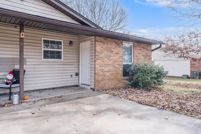 Building Photo - 2316-2318 Raven Ln