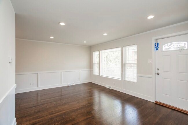 Building Photo - 9206 S Harper Ave