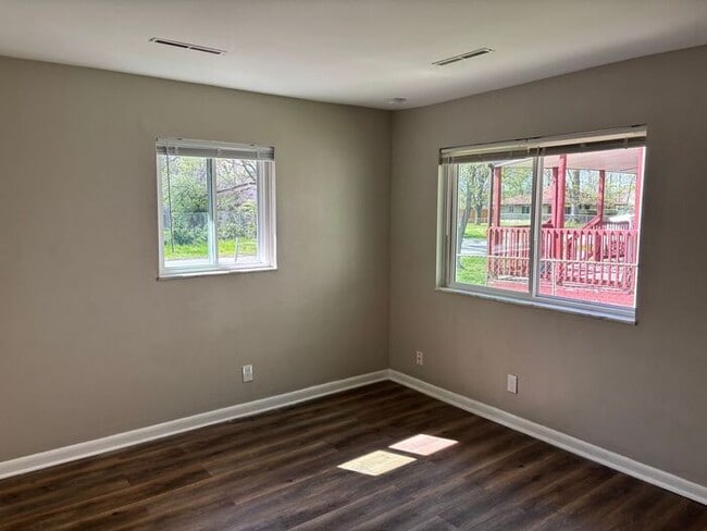 Building Photo - Charming 2-bedroom and 1-bathroom house lo...