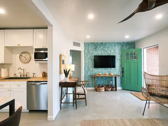 Building Photo - FARM VIEW BUNGALOW across from UofA Campus Farm! Available Today!