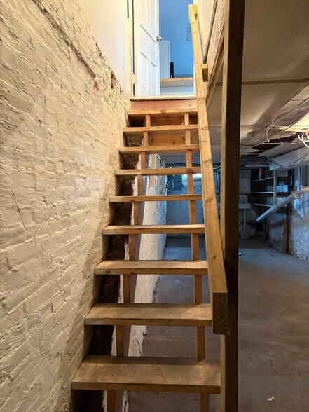 Building Photo - 640 Kelker St