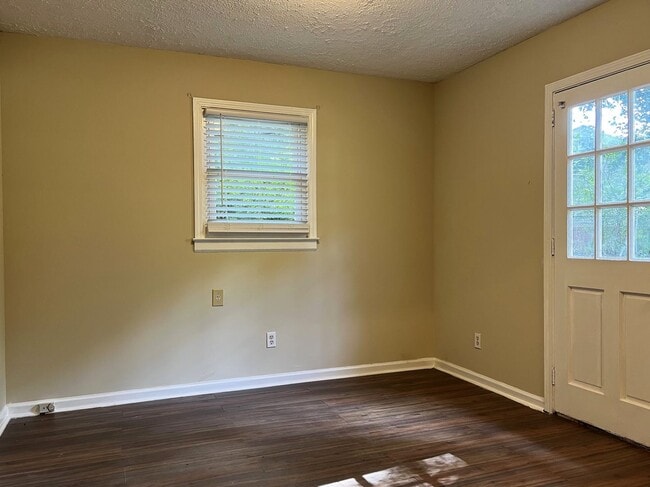 Building Photo - Great location! 2 bedroom 1 bath with a bo...