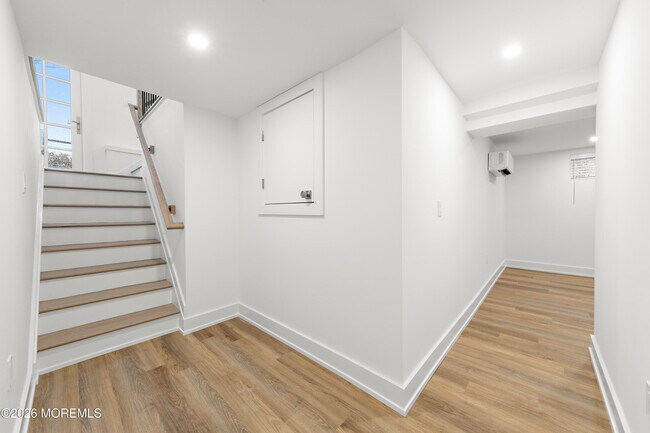 Building Photo - 427 Hoyt St