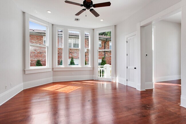Building Photo - Private Porch - 1BR/1BA Newly Renovated 1 block to Streetcar