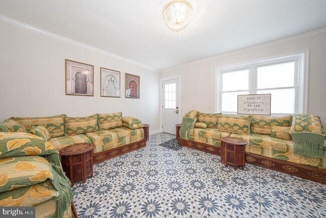 Building Photo - 227 E Hathaway Ln