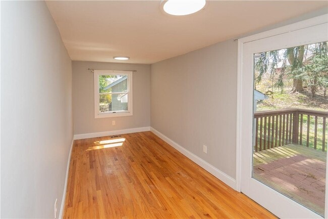 Building Photo - 97 Smith Clove Rd