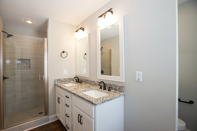 Building Photo - "Luxurious 3-Bed Townhouse with Granite Countertops on Juniper Lake Road!"