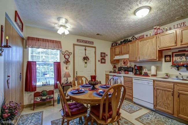 Building Photo - 3 br, 1.5 bath Townhome - Canterbury Place