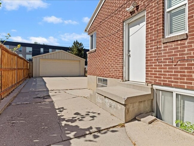 Building Photo - 1220 E Hudson Ave
