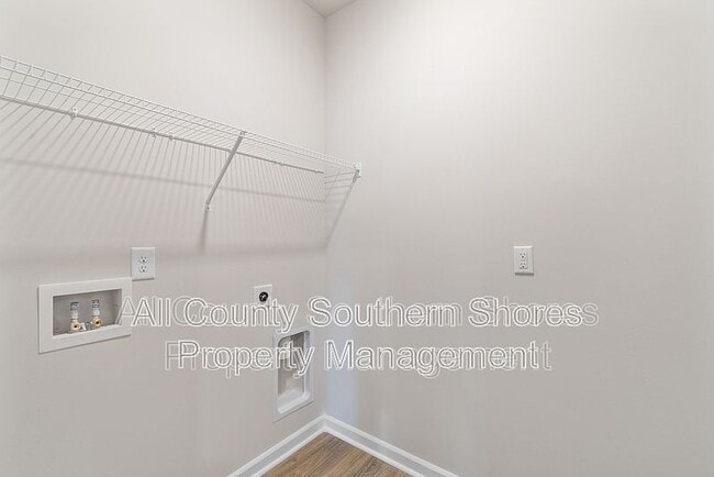 Building Photo - 215 Konik St