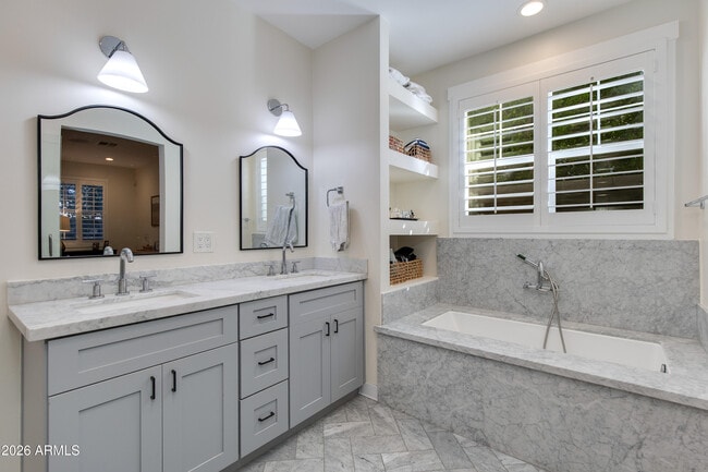 Building Photo - 3247 E Sells Dr