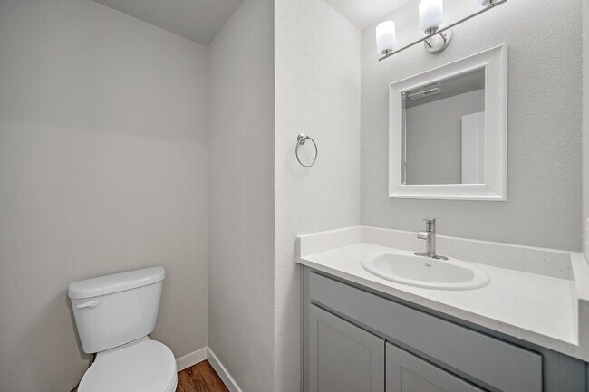 Building Photo - Modern 2 Bedroom, 2.5 Bathroom Townhome with a Loft, Central A/C, Gas Fireplace, and Washer and D...