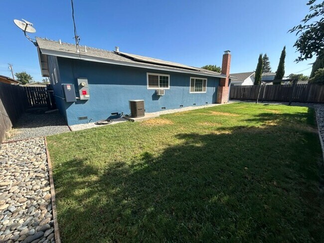 Building Photo - 2647 W Evergreen Ct