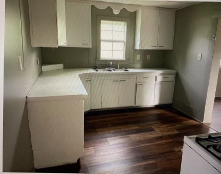 Building Photo - 2026 E 3rd Ave