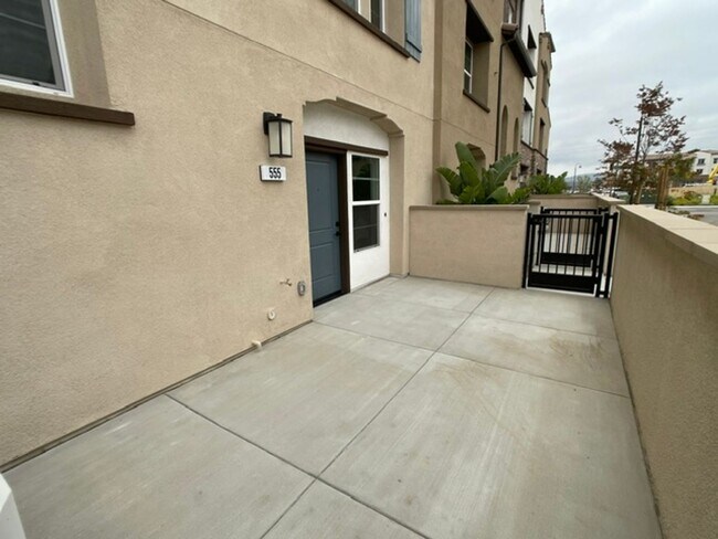 Building Photo - Camarillo 3 Bed 4 Bathroom Never Lived In Condo
