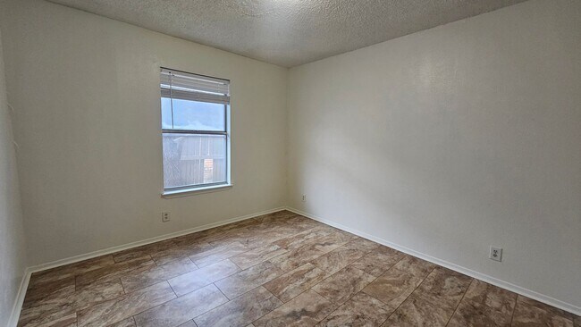 Building Photo - 1002-1002 Mulkey Ln