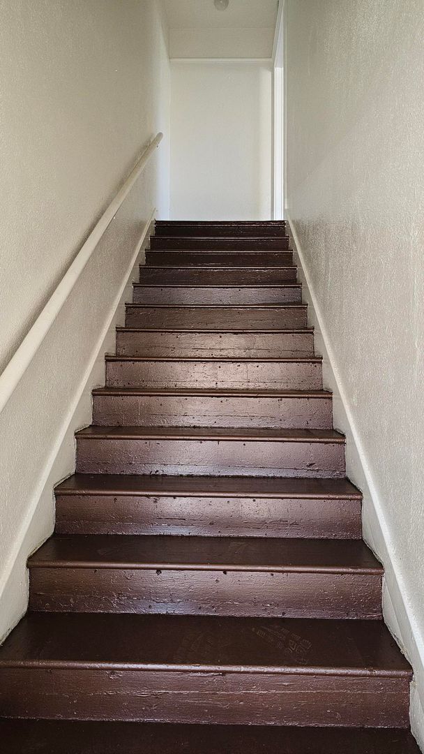 Building Photo - **519 E 17th St Long Beach** Upstairs 2 be...