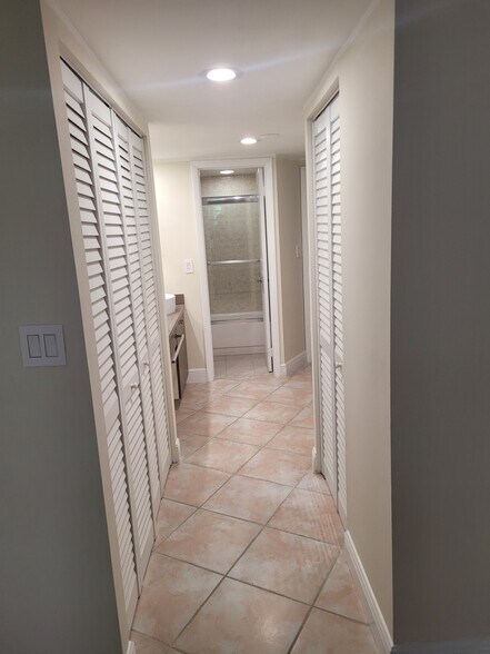 walking closet - 20400 W Country Club Dr