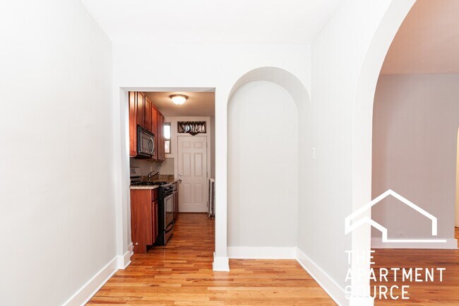 Building Photo - 542 W Surf St