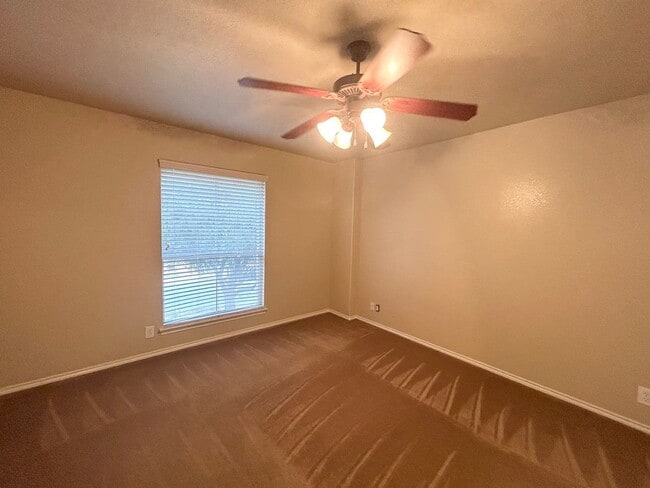 Building Photo - 4 Bedroom / 3.5 Bathroom beautiful house f...