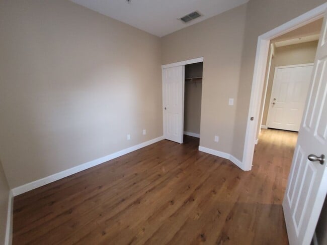 Building Photo - Elk Grove Condo