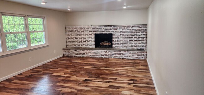 Building Photo - Beautiful and Spacious Wallingsford 4 Bedr...