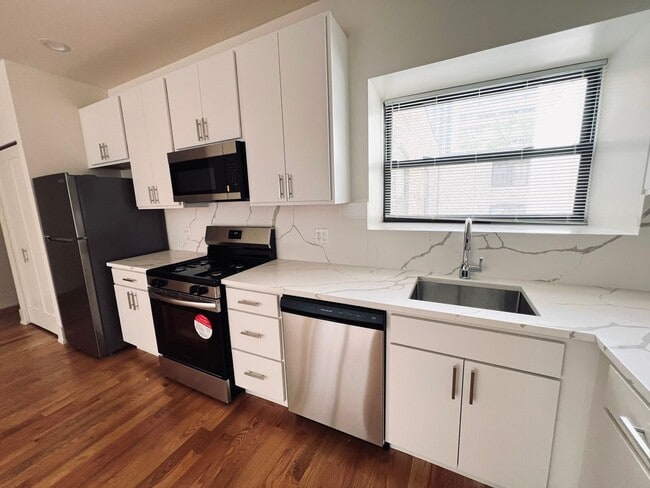 Building Photo - New Renovation 2 BR/2 BA right by the lake!