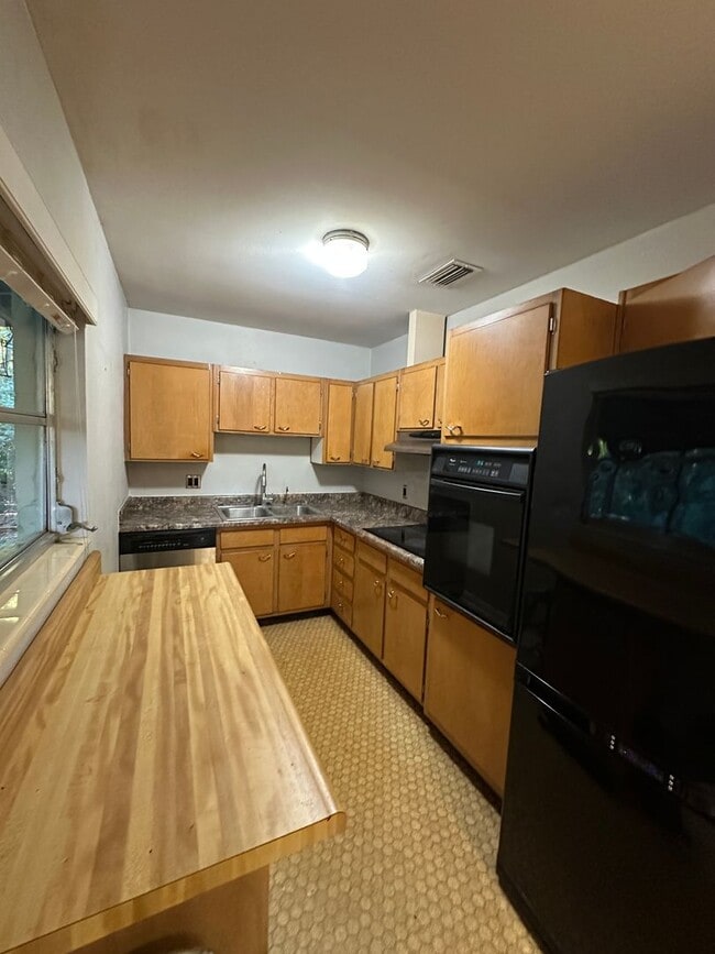 Building Photo - 4 bedroom, 2 bathroom house by TMH! Available now!