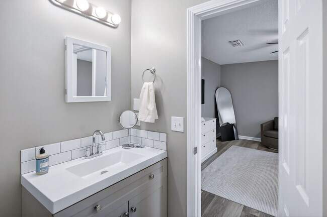 Building Photo - 2420 Haddington Rd