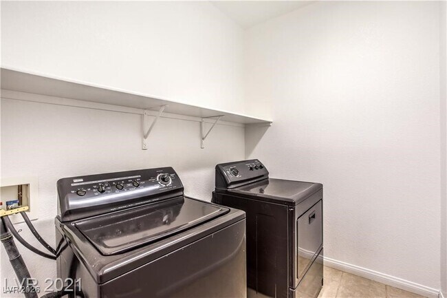 Building Photo - 2121 Silvereye Dr