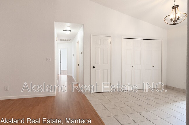 Building Photo - 15046 Cambridge Dr