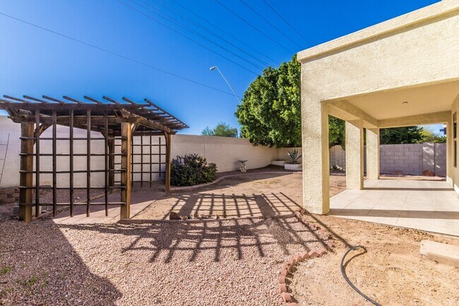 Building Photo - POPULAR RED MOUNTAIN RANCH COMMUNITY