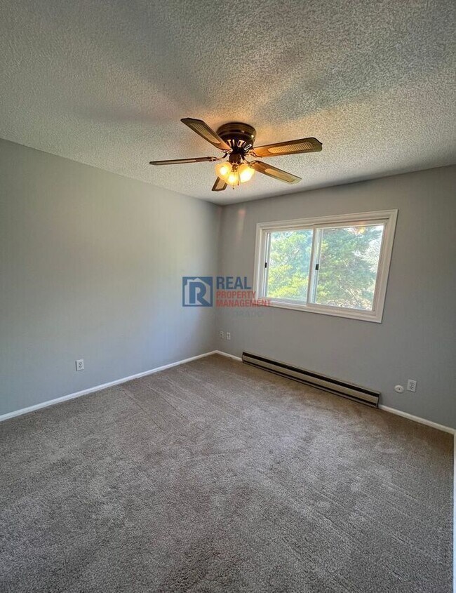 Building Photo - 3207 Camelot Dr