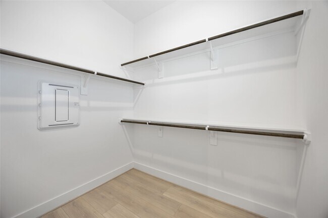 Building Photo - 2528 Live Oak St
