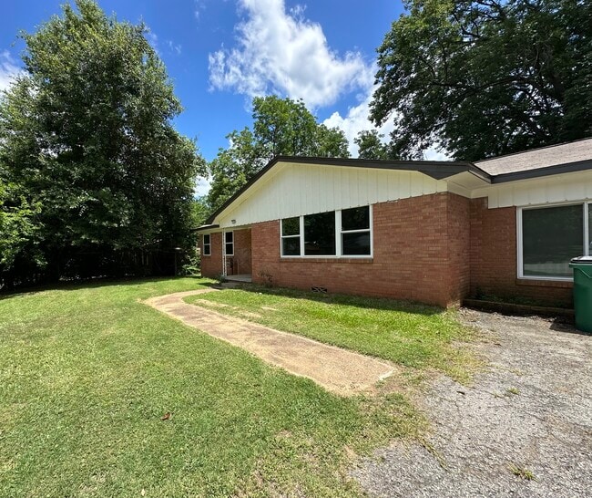 Primary Photo - 516 W Point Tap Rd