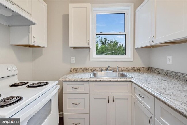 Building Photo - 1340 Pontiac Ave