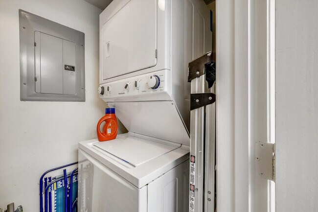 Building Photo - 10515 Front Beach Rd