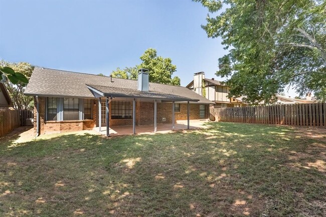 Building Photo - 2408 Butternut Pl